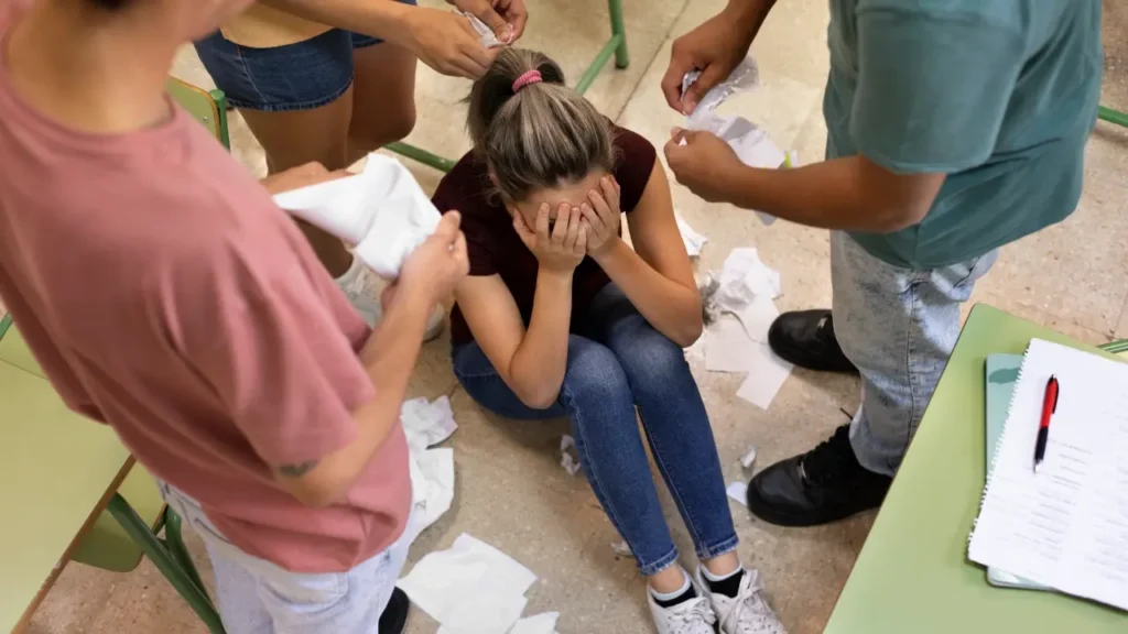 Imagem de uma garota sofrendo bullying