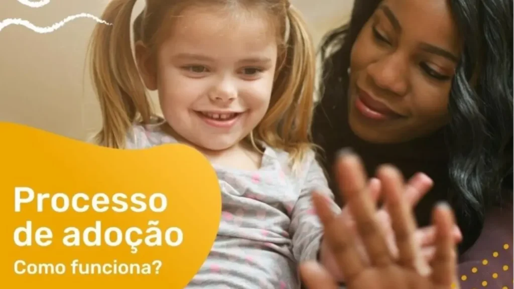 Imagem de uma mulher com uma criança no colo, ao lado uma frase "Processo de Adoção? Como funciona?"