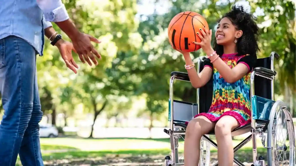 fotografia de uma criança deficiente brincando com um adulto