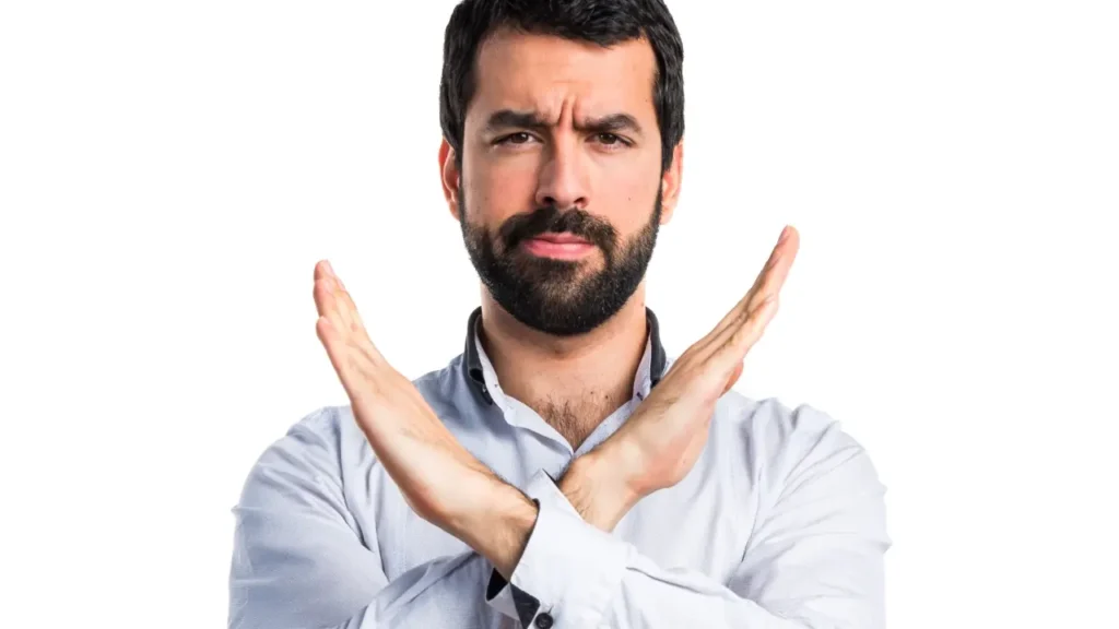 Imagem de um homem fazendo um X com os braços