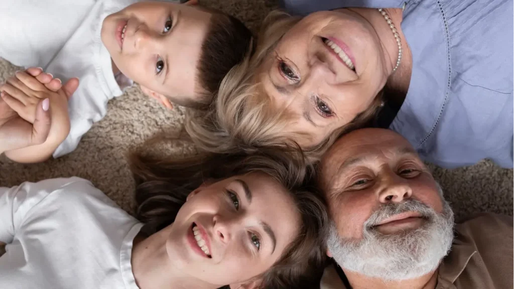 Fotografia de uma família deitada na areia
