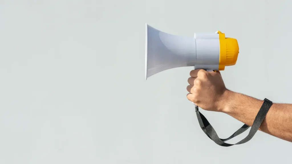 Imagem de um braço segurando um megafone