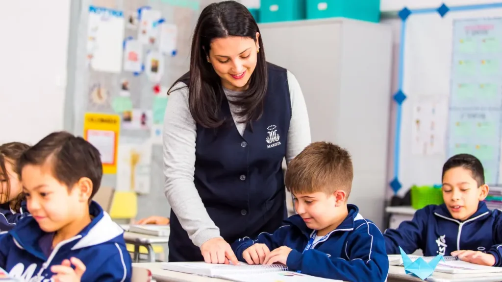 Fotografia de uma professora ensinando uma criança.