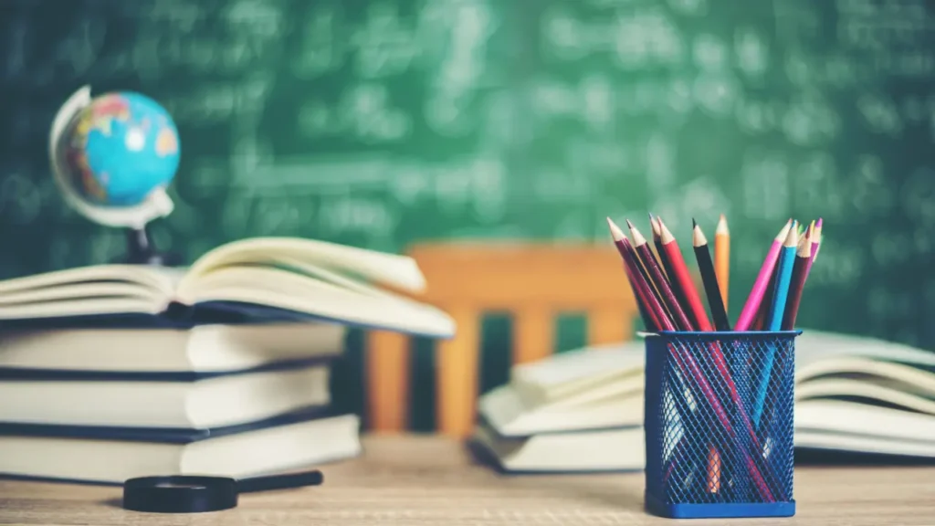 fotografia de vários materiais escolares em cima de uma mesa