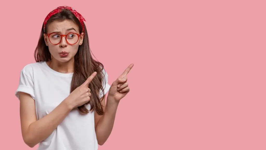 fotografia e uma garota apontando para o lado direito