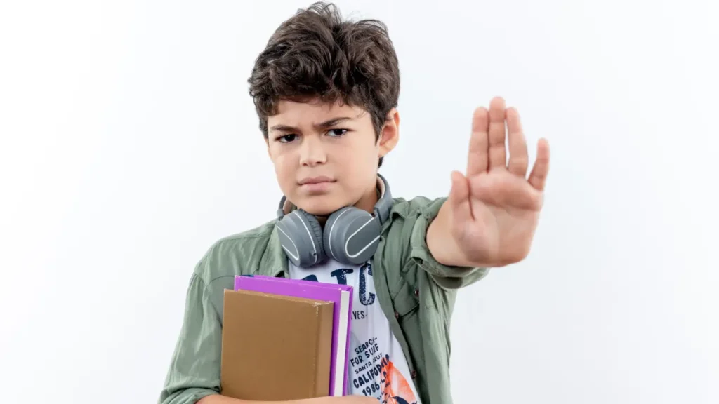 Fotografia de um garoto com a palma da mão estendida pra frente